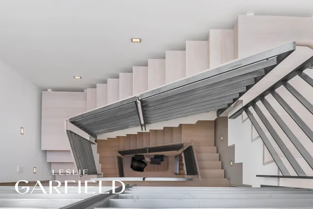 a view of entryway and kitchen