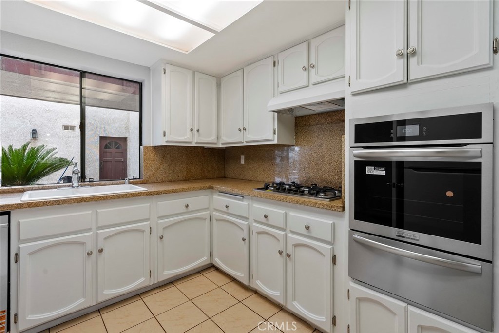 7625 Reseda Boulevard, Unit 104 Reseda, CA 91335 - Photo 6 of 27 Kitchen