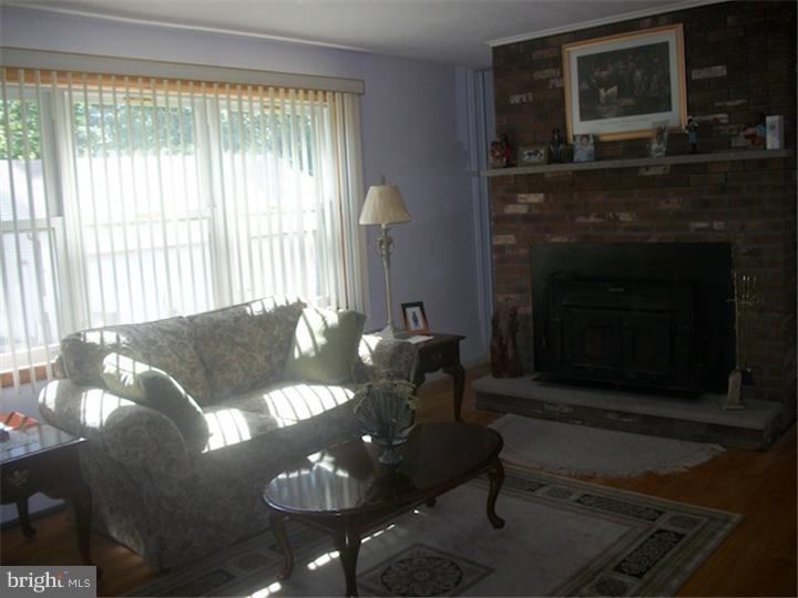 58 Reeves Road Bridgeton, NJ 08302 - Photo 11 of 19 Living Room