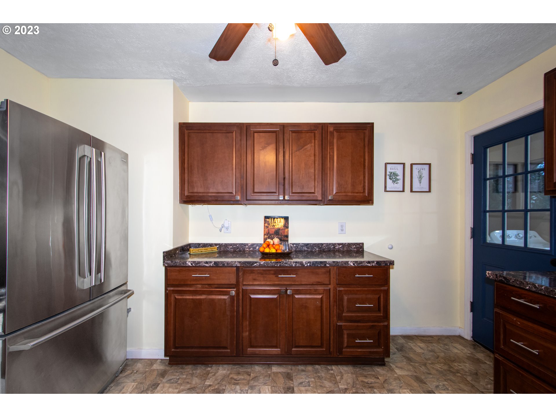 2818 Field Street Longview, WA 98632 - Photo 12 of 34 a kitchen with stainless steel appliances granite countertop a refrigerator and a stove