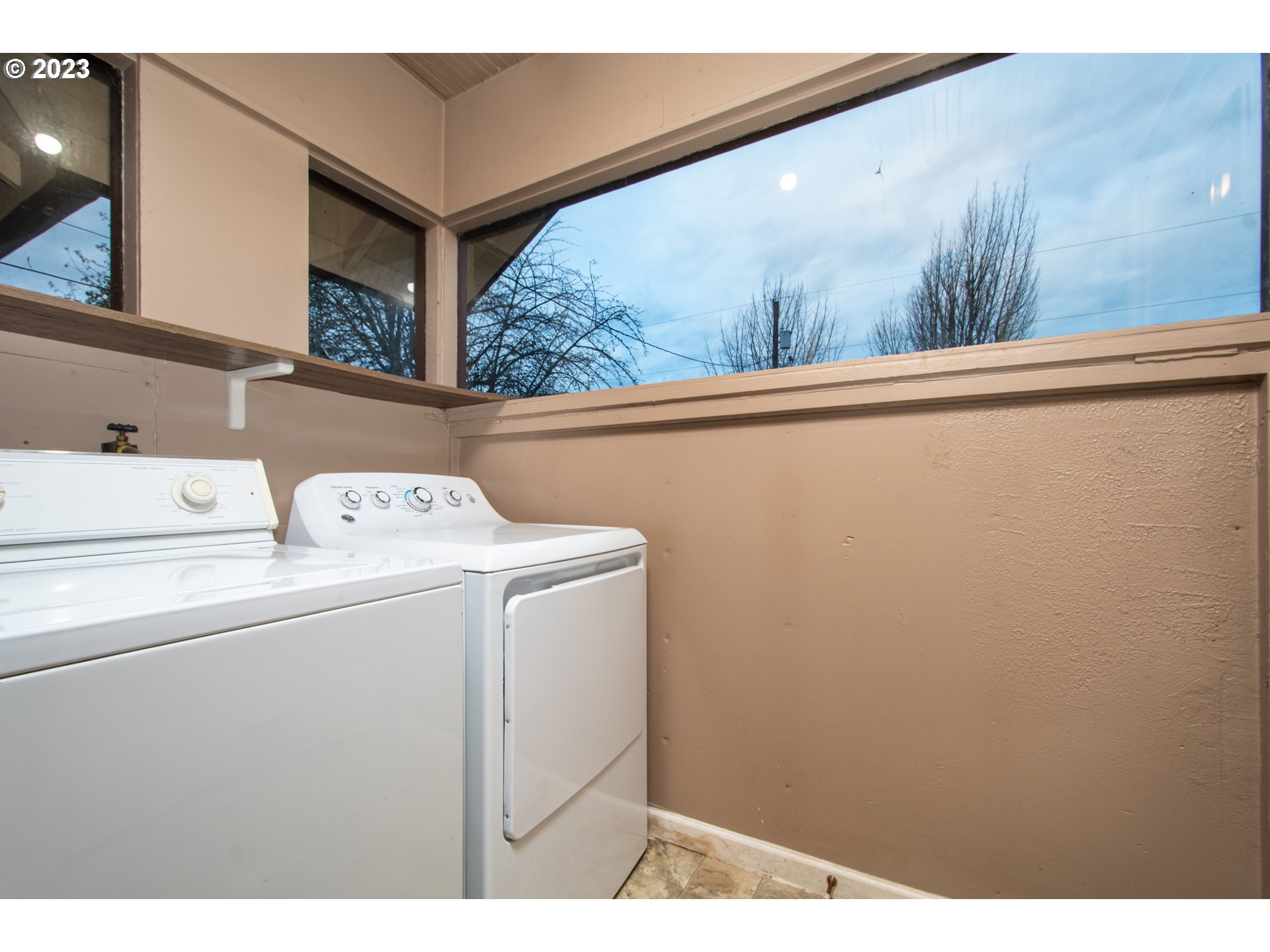 2818 Field Street Longview, WA 98632 - Photo 14 of 34 a utility room with dryer and washer