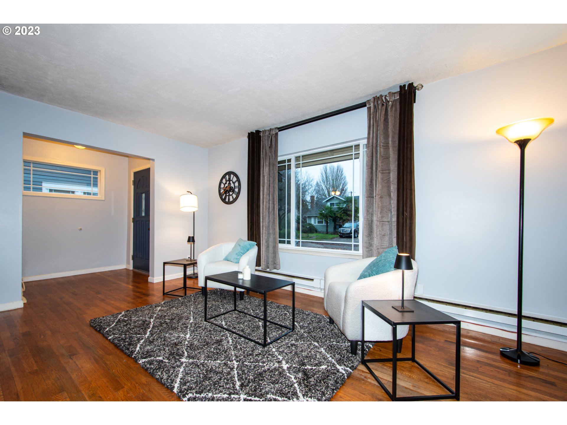 2818 Field Street Longview, WA 98632 - Photo 6 of 34 a living room with furniture and a window