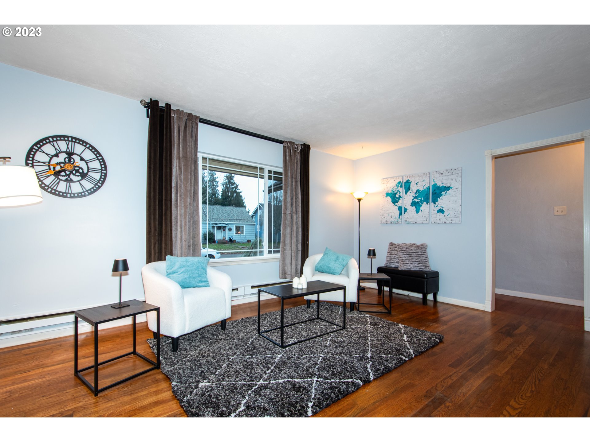 2818 Field Street Longview, WA 98632 - Photo 7 of 34 a living room with furniture and a window