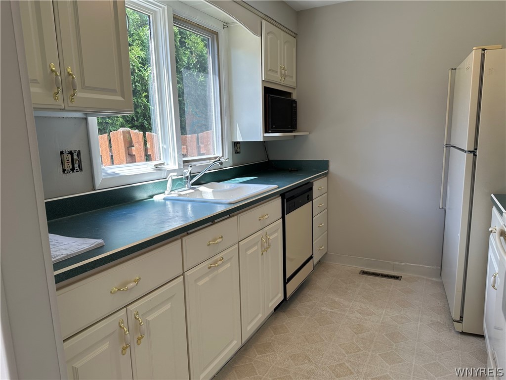 304 Charlesgate Circle Amherst, NY 14051 - Photo 8 of 26