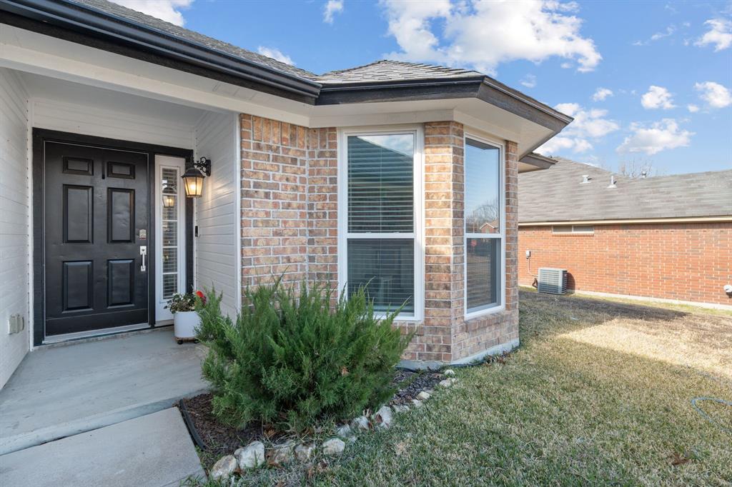 604 Lionel Way Fort Worth, TX 76108 - Photo 4 of 36 a view of a back yard of the house