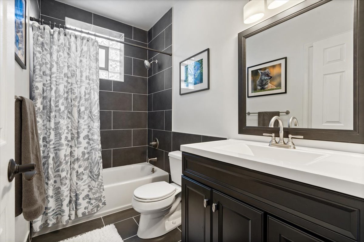 1338 West Addison Street, Unit 2 Chicago, IL 60613 - Photo 16 of 19 Gallery Image 16