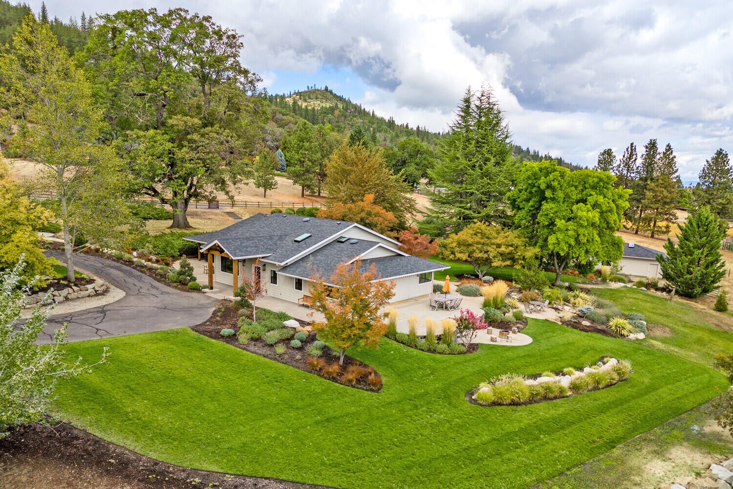 4059 Livingston Road Central Point, OR 97502 - Photo 1 of 39 1