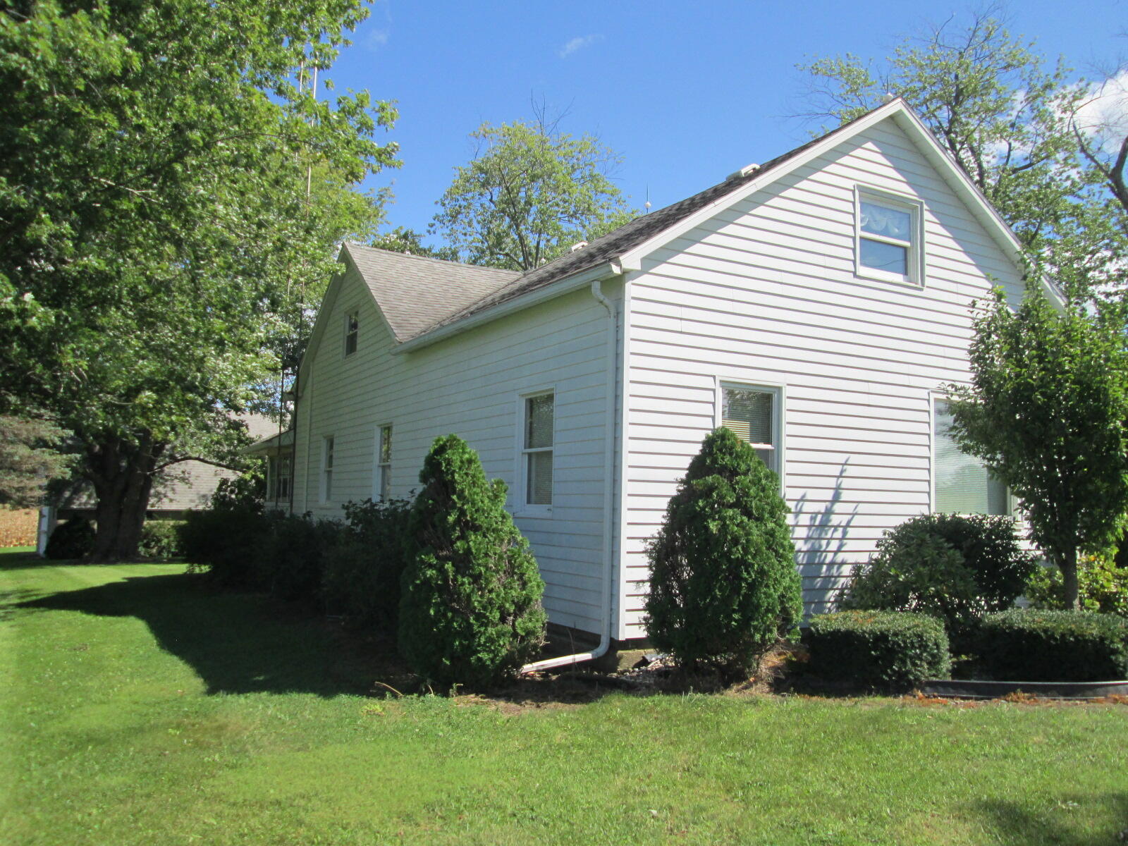 9955 Date Road Baroda, MI 49101 - Photo 2 of 24 IMG_5159