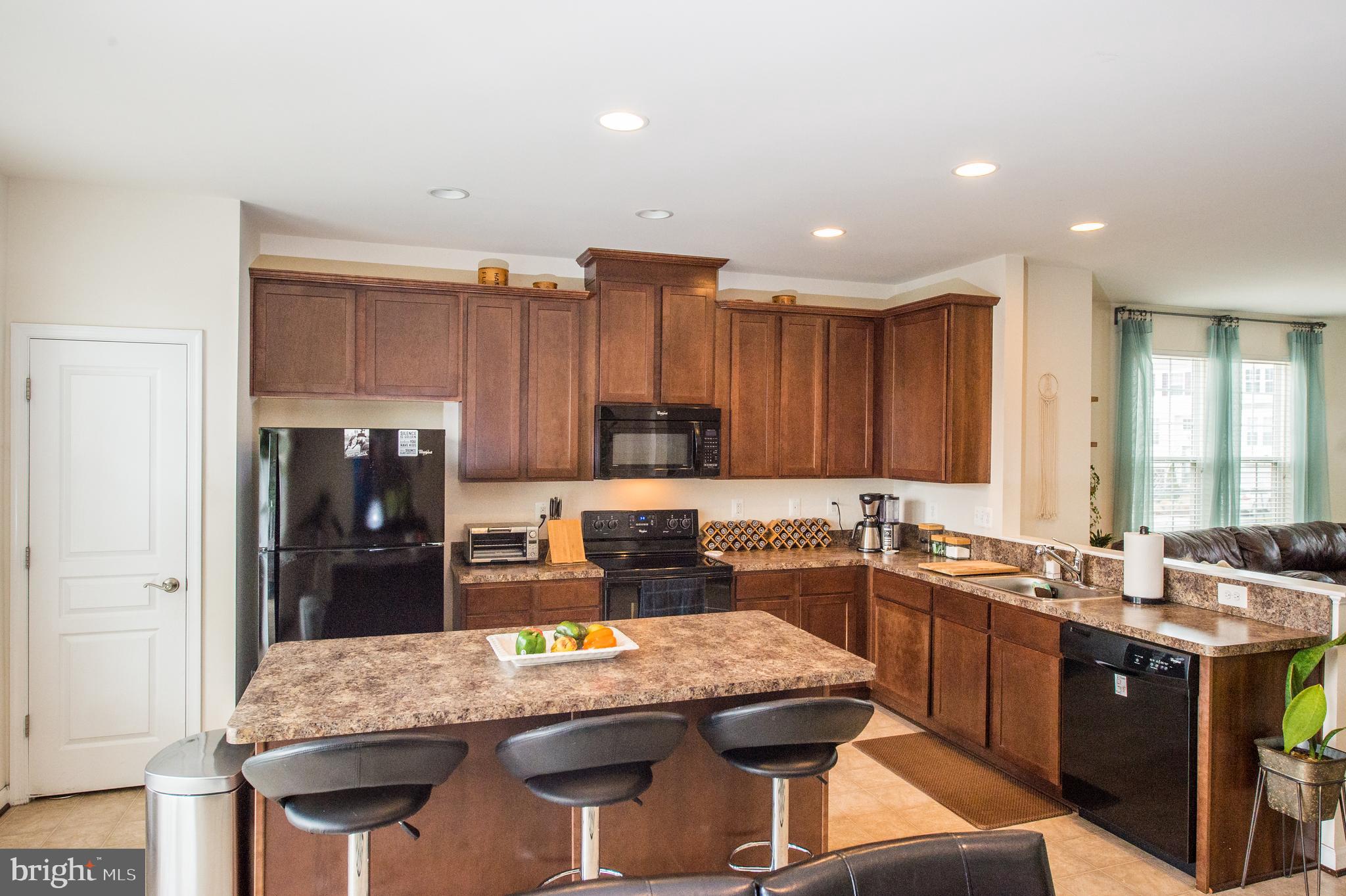 Kitchen w/island