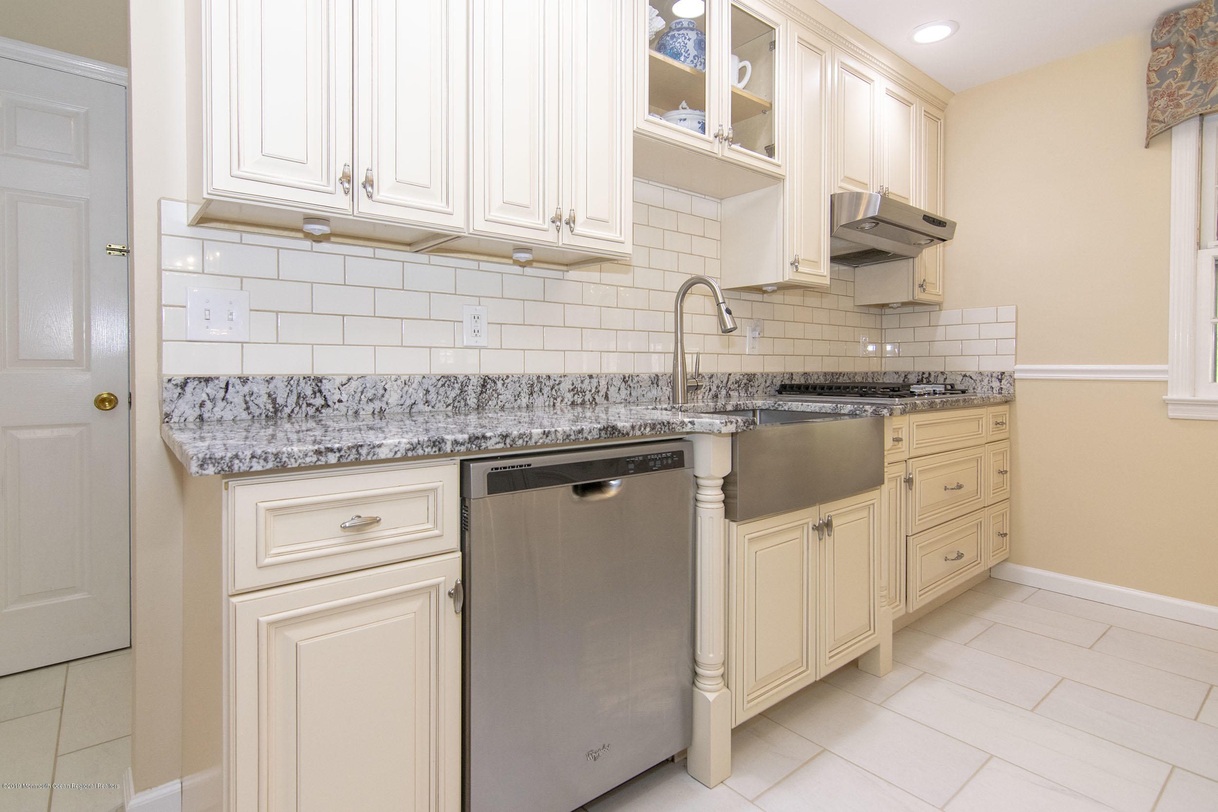 33 Long Bridge Road Colts Neck, NJ 07722 - Photo 11 of 43 Kitchen 3