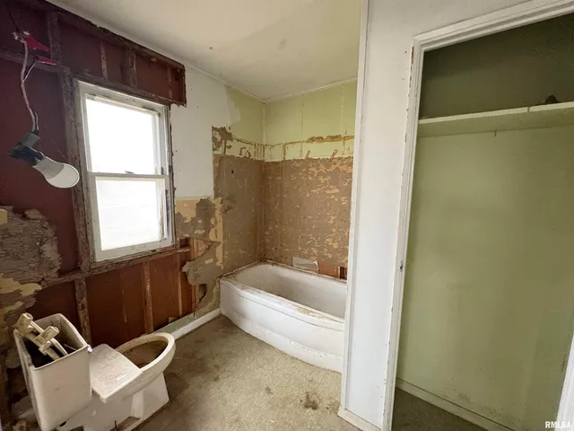 $69,900 | 930 West Willow Lane, Peoria, IL 61614