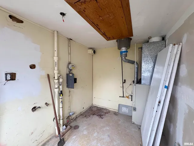 $69,900 | 930 West Willow Lane, Peoria, IL 61614