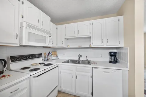 $155,000 | 3 Vista Gdns Trail, Unit 202, Vero Beach, FL 32962