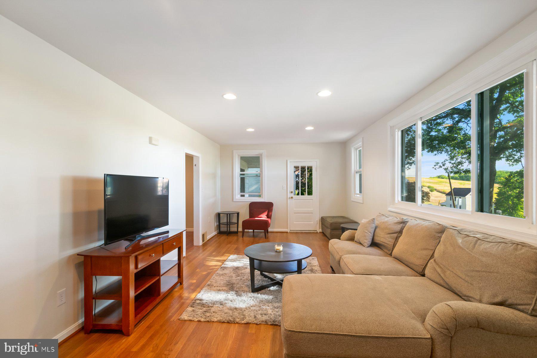 640 Jasontown Road Westminster, MD 21158 - Photo 24 of 38 Living Room