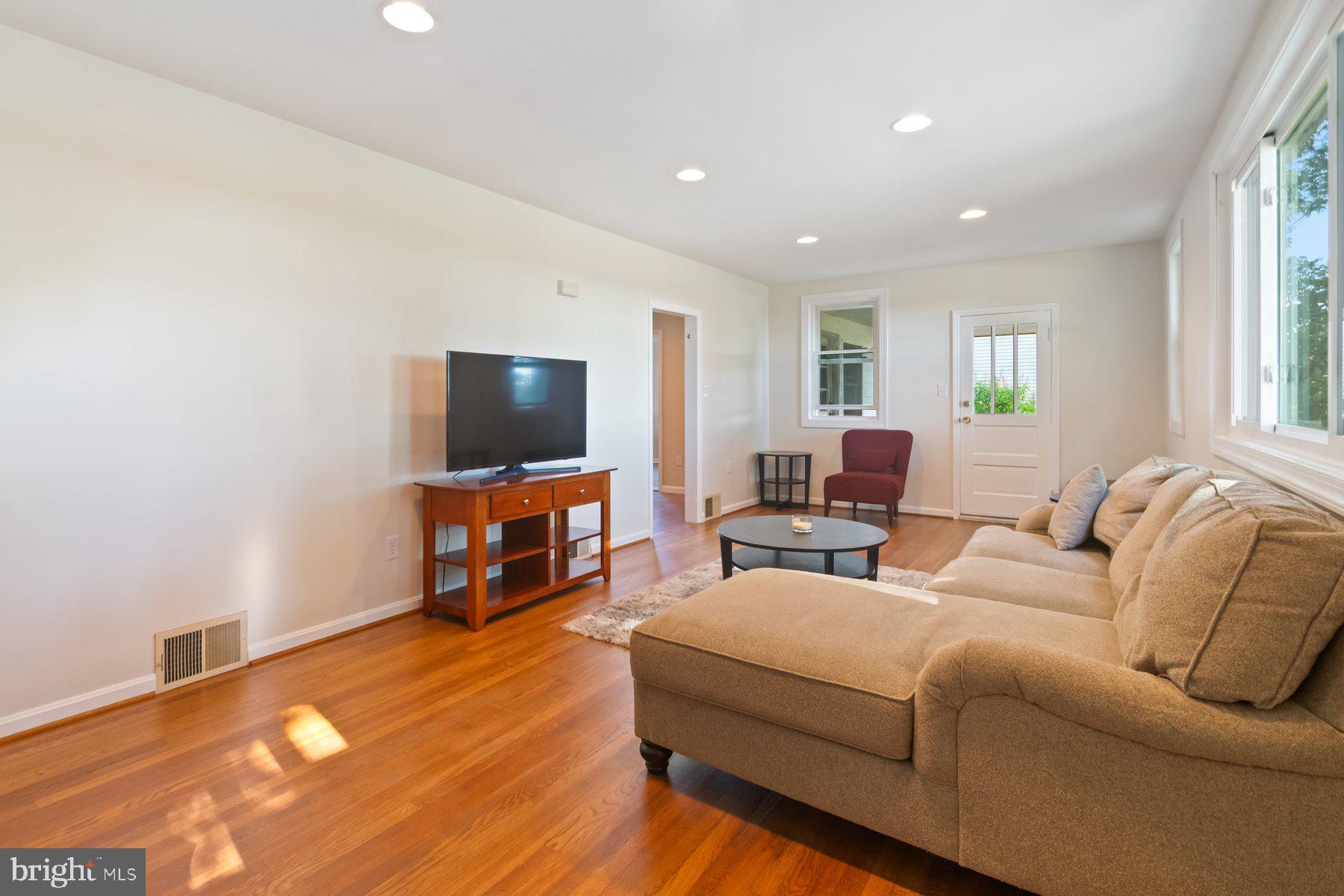 640 Jasontown Road Westminster, MD 21158 - Photo 4 of 38 Living Room