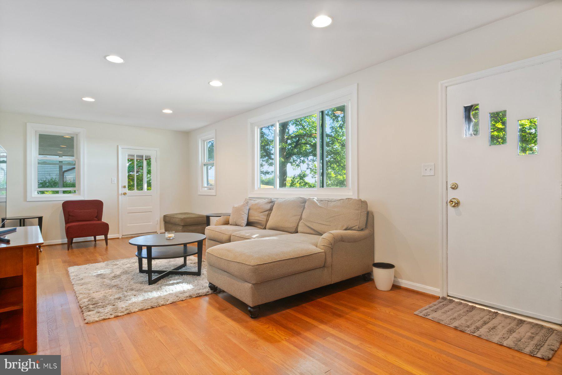 640 Jasontown Road Westminster, MD 21158 - Photo 5 of 38 Living Room