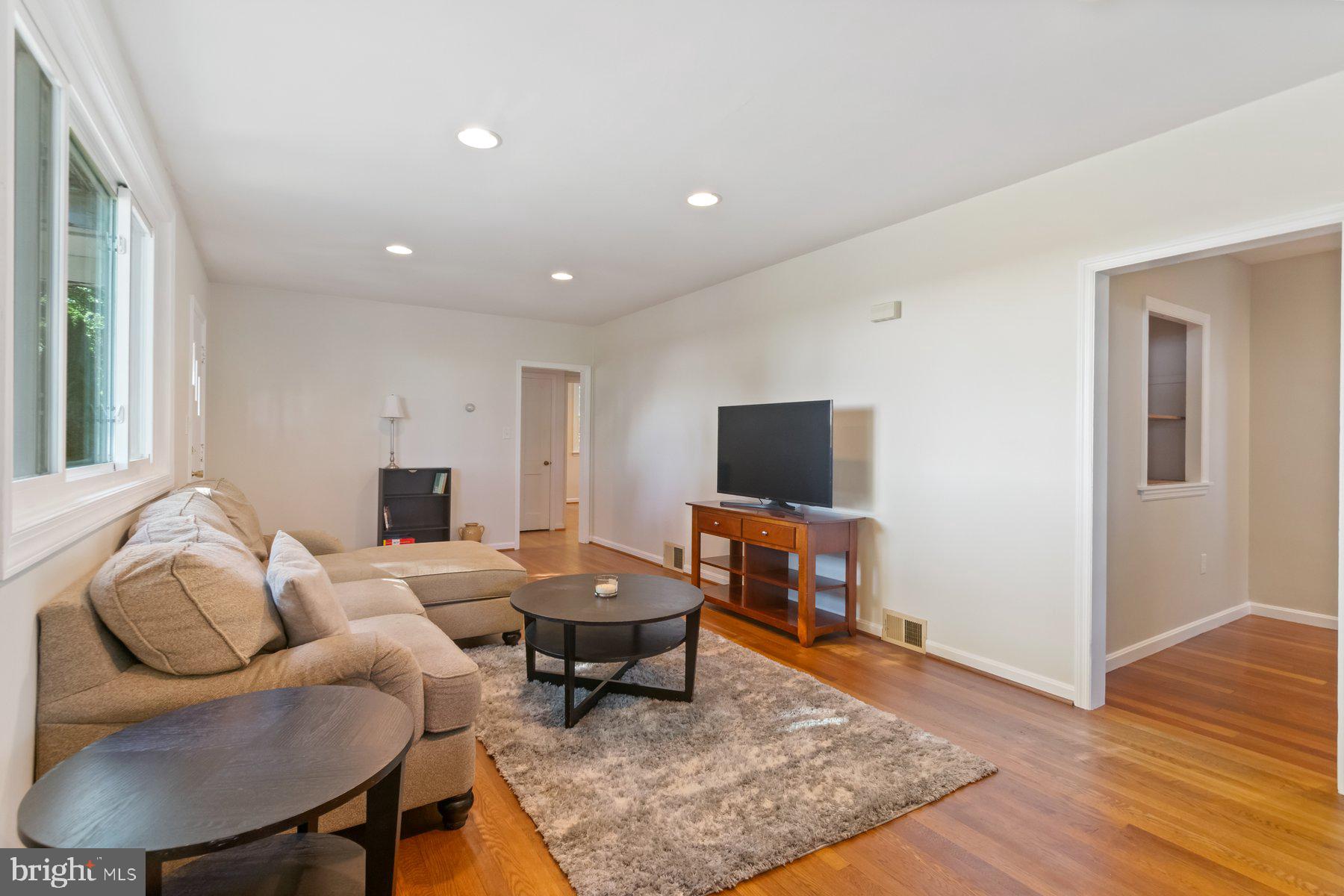 640 Jasontown Road Westminster, MD 21158 - Photo 6 of 38 Living Room