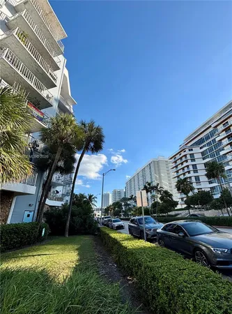 $2,350 | 6801 Indian Creek Drive, Unit 402, Miami Beach, FL 33141