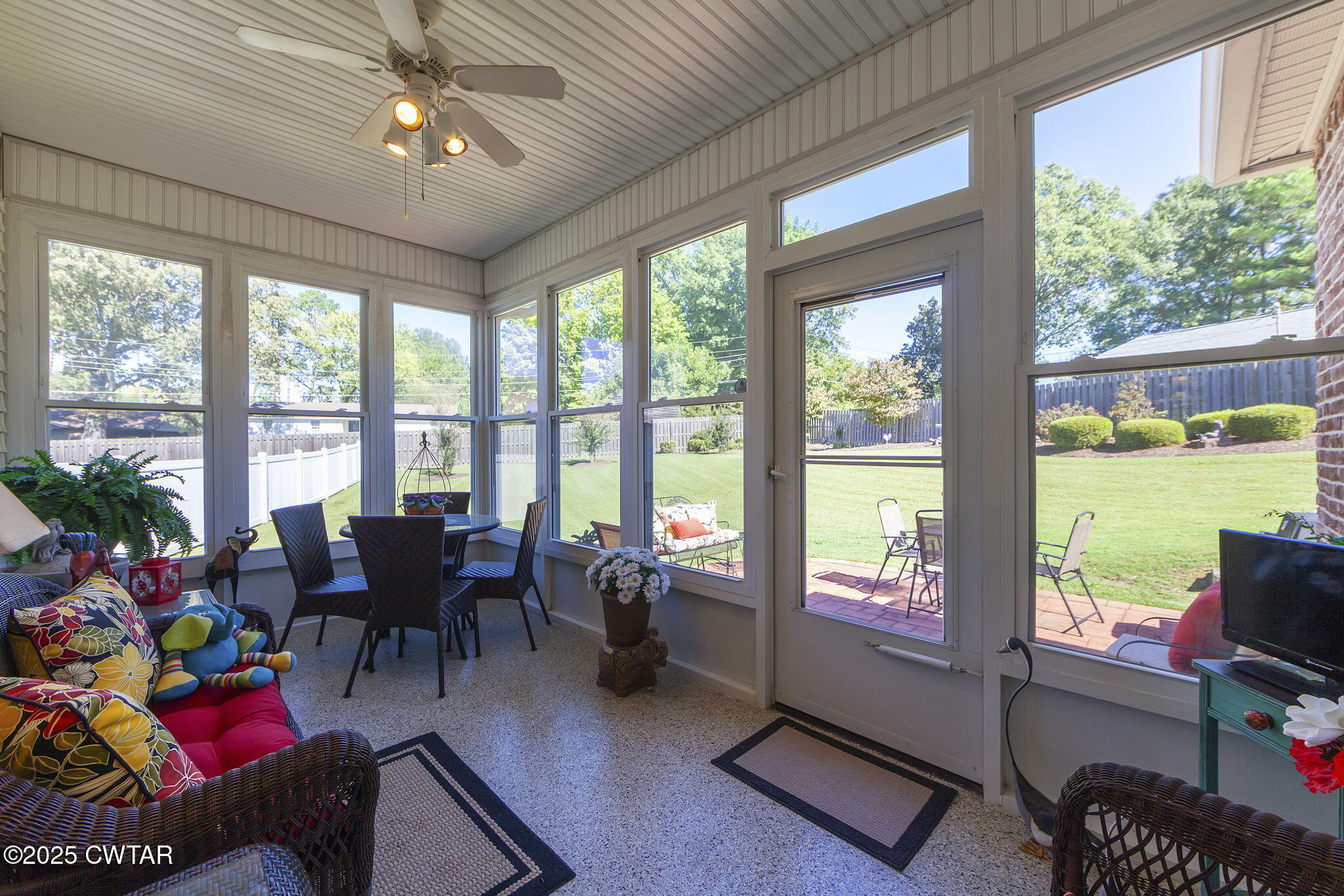 188 Quail Ridge Jackson, TN 38305 - Photo 20 of 29 a view of a livingroom with furniture