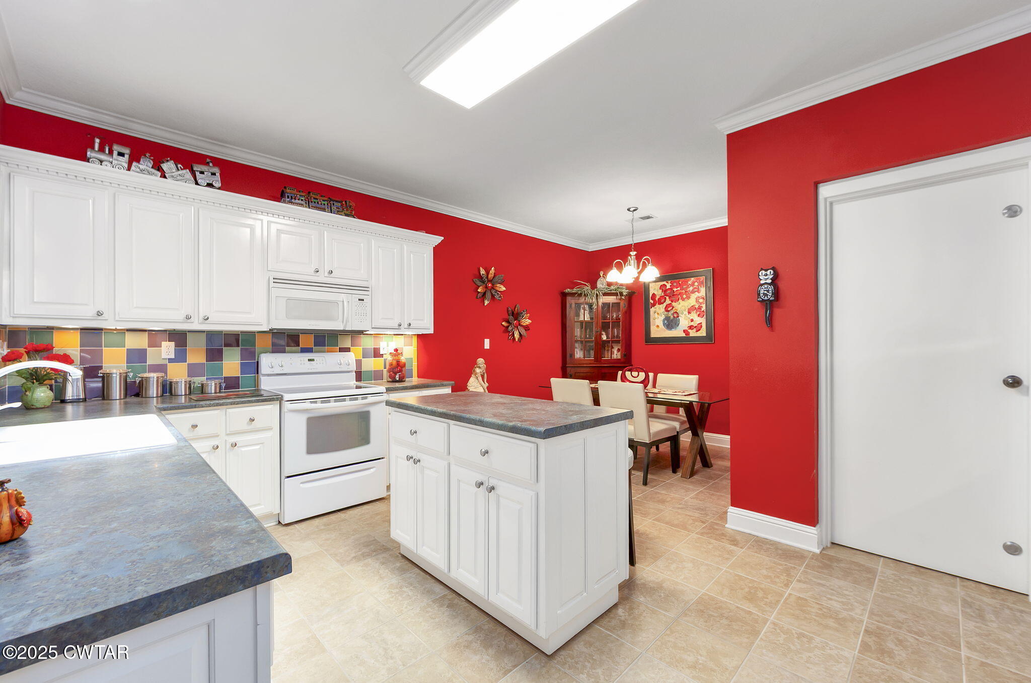 188 Quail Ridge Jackson, TN 38305 - Photo 6 of 29 a kitchen with stainless steel appliances granite countertop a stove and a refrigerator