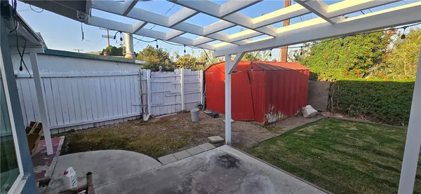 a view of a backyard