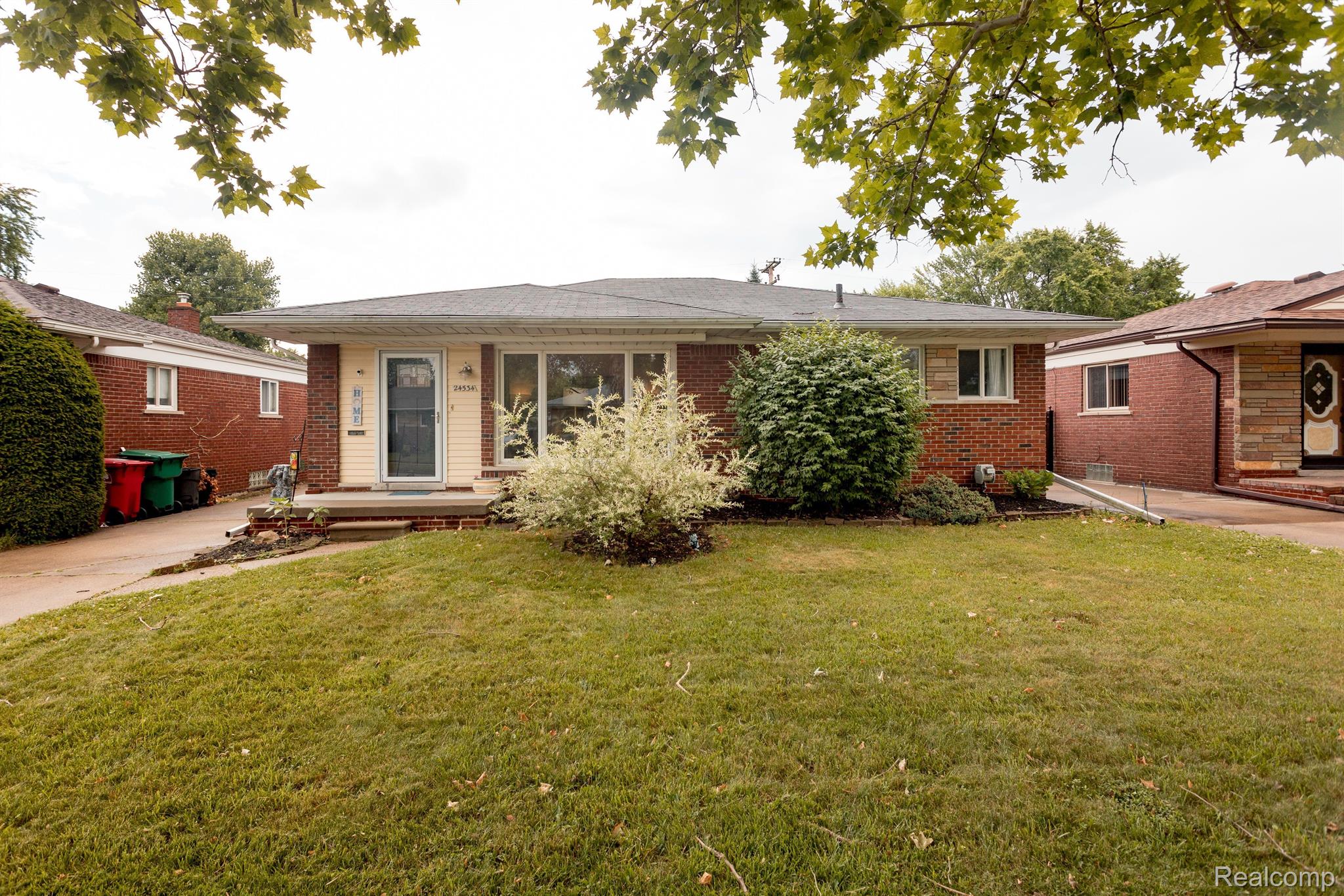 24534 Ridgecroft Avenue Eastpointe, MI 48021 - Photo 2 of 21 Gallery Image 2