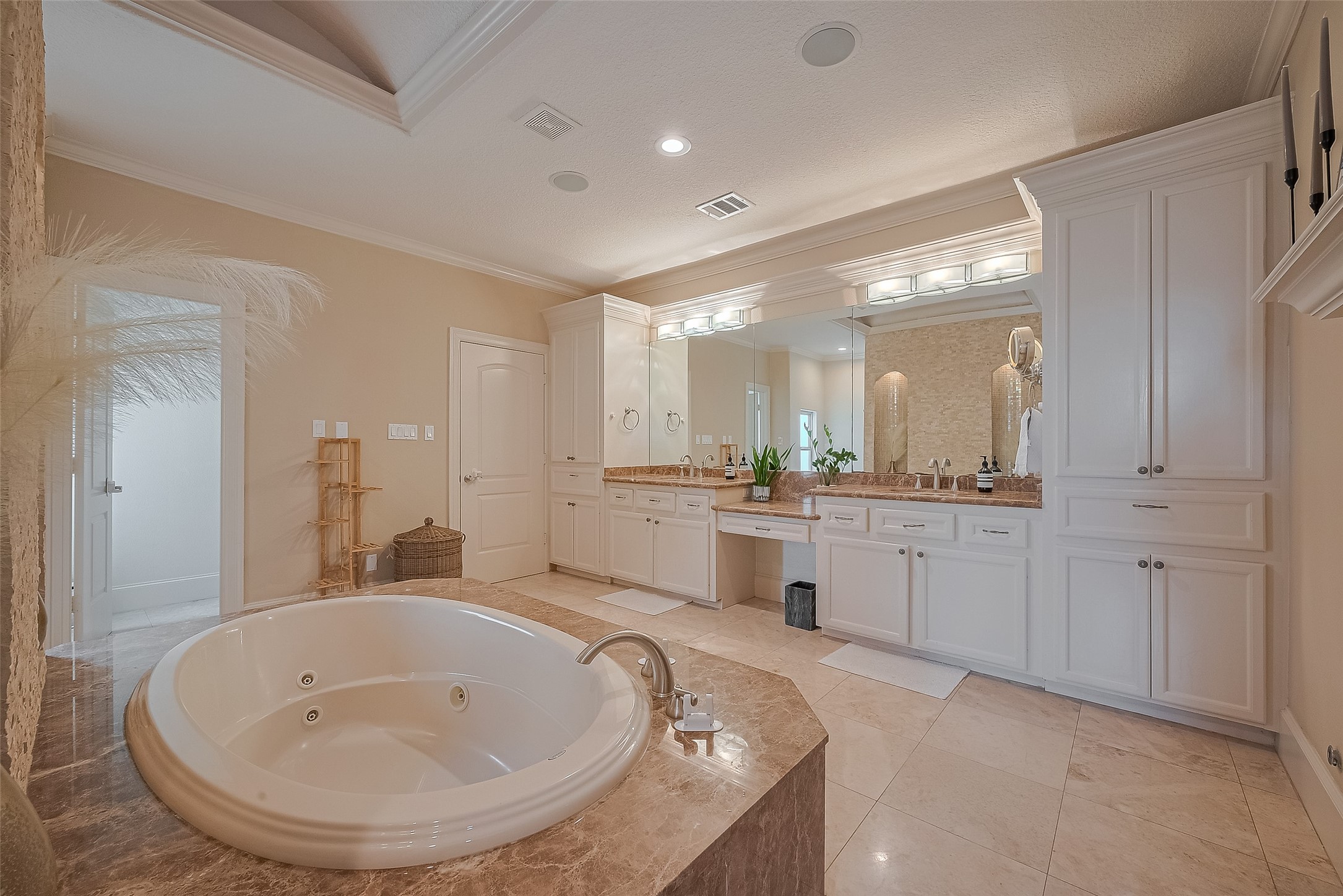 6419 Rodrigo Street Houston, TX 77007 - Photo 33 of 35 Check out this incredible jacuzzi, dual sinks, make up nook, and tons of storage!