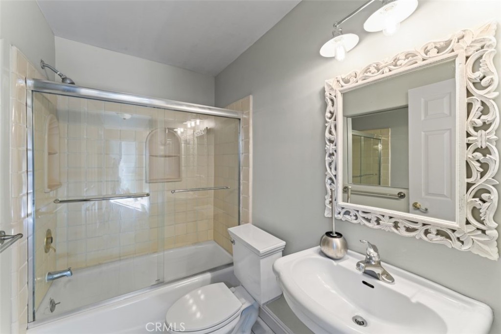 7223 Tranquil Place Tujunga, CA 91042 - Photo 21 of 40 a bathroom with a sink mirror toilet and bathtub
