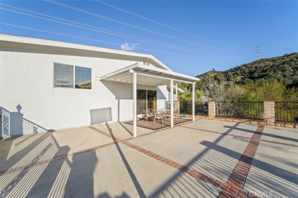 7223 Tranquil Place Tujunga, CA 91042 - Photo 32 of 40 a view of a backyard with sitting area