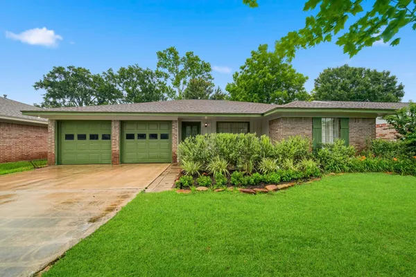 $2,700 | 10658 Northbrook Drive, Houston, TX 77043