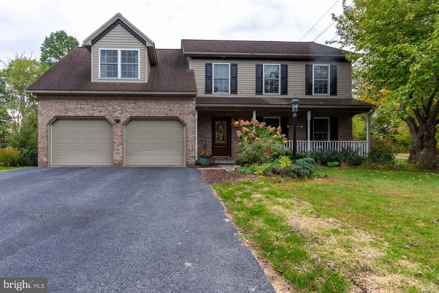 a view of a yard in front of a house