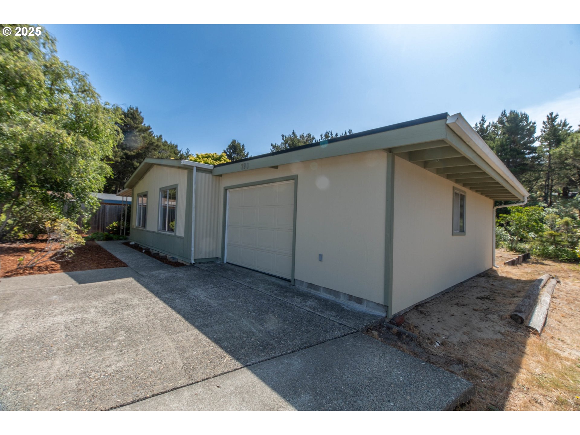 790 Siano Loop Florence, OR 97439 - Photo 11 of 43 Gallery Image 11