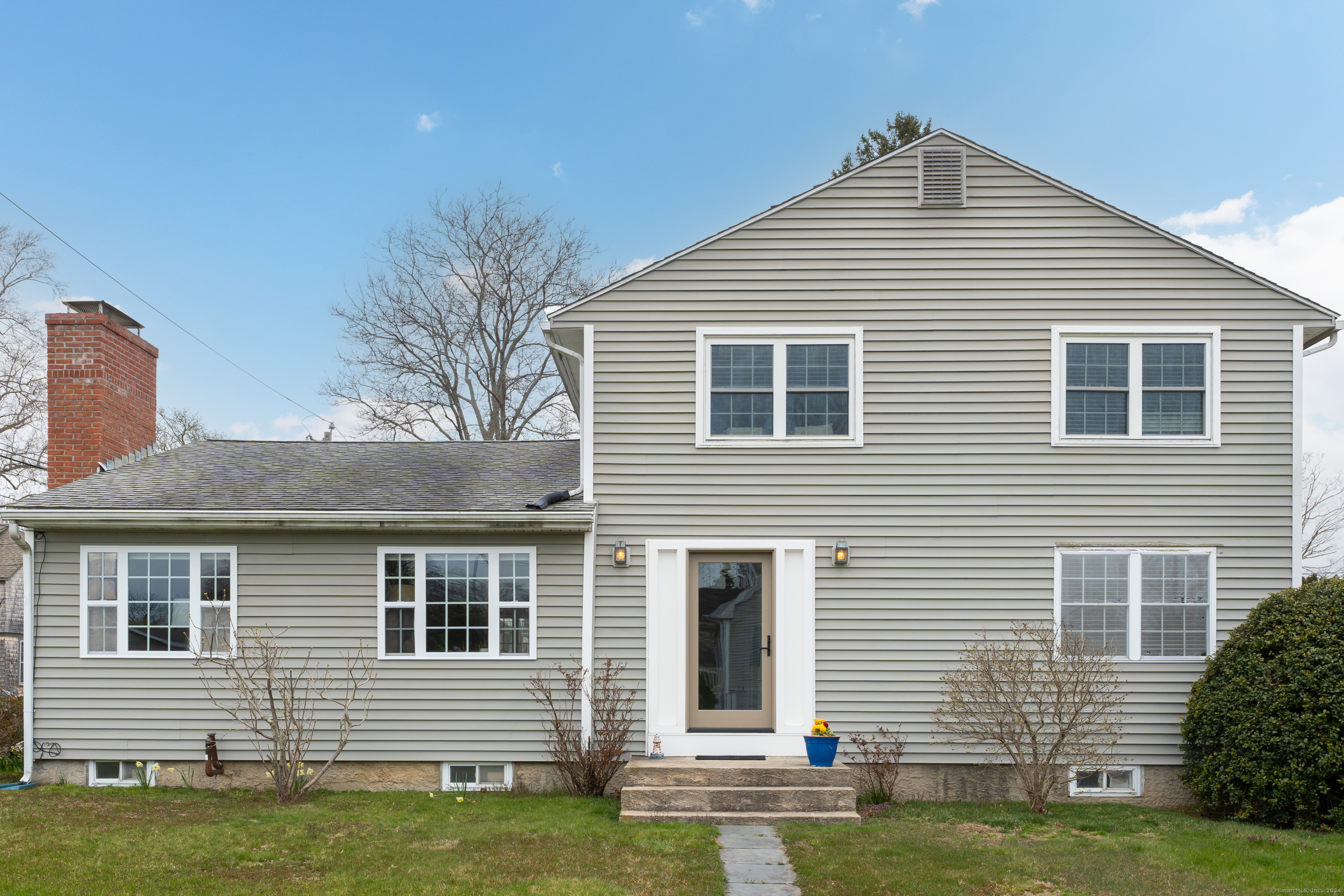 Welcome to 8 East St., Old Saybrook! Just 2 blocks from downtown Old Saybrook!