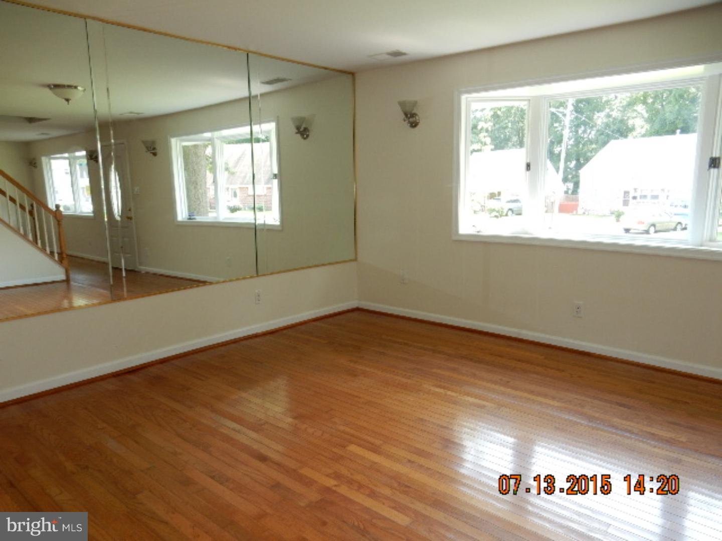 803 Cricket Road Secane, PA 19018 - Photo 7 of 23 Living Room