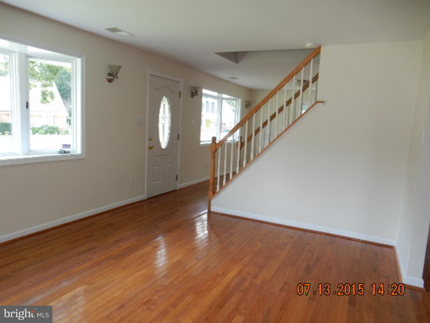 803 Cricket Road Secane, PA 19018 - Photo 8 of 23 Living Room