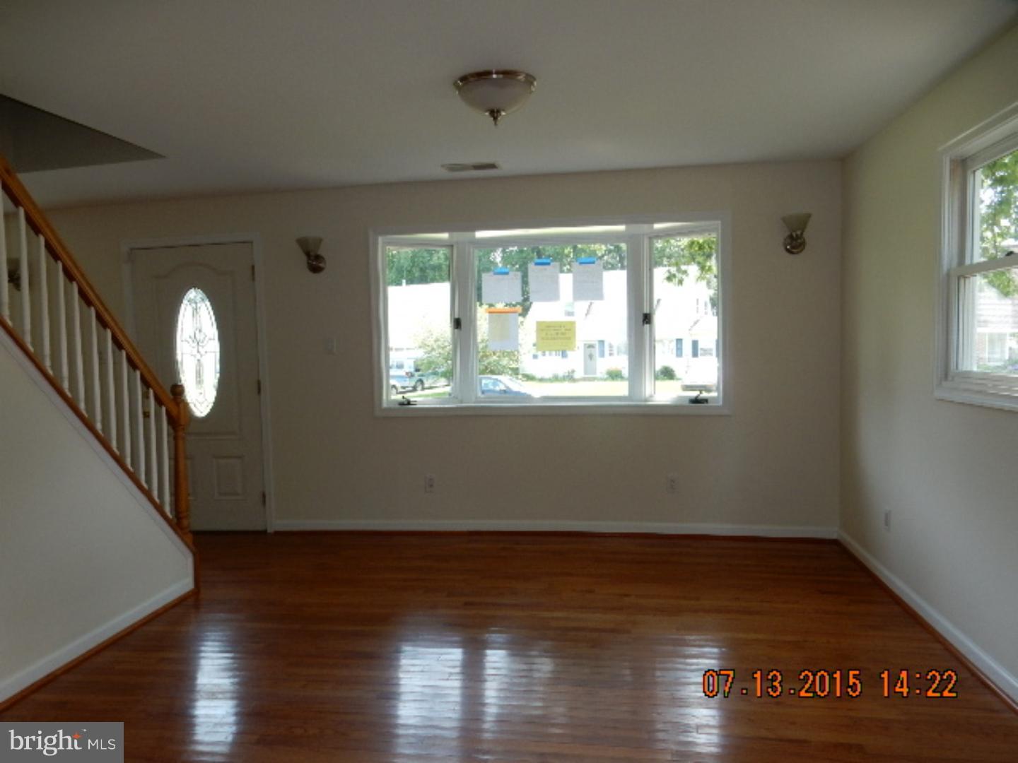 803 Cricket Road Secane, PA 19018 - Photo 9 of 23 Living Room