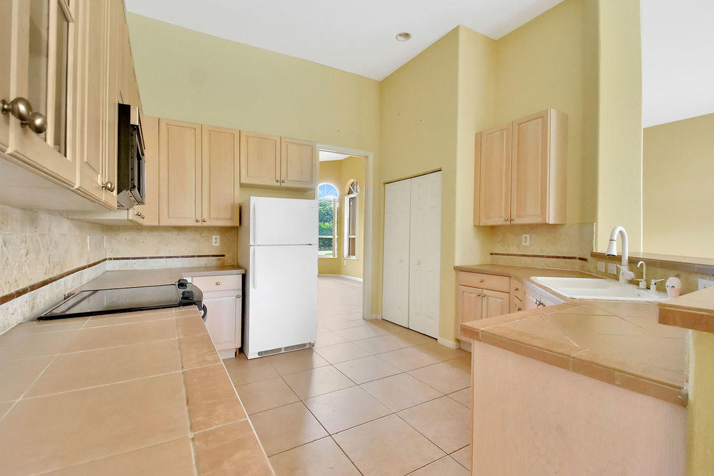 611 Ranch Road Weston, FL 33326 - Photo 13 of 33 611kit1