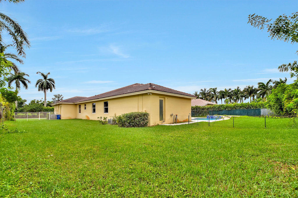 611 Ranch Road Weston, FL 33326 - Photo 2 of 33 611backyard