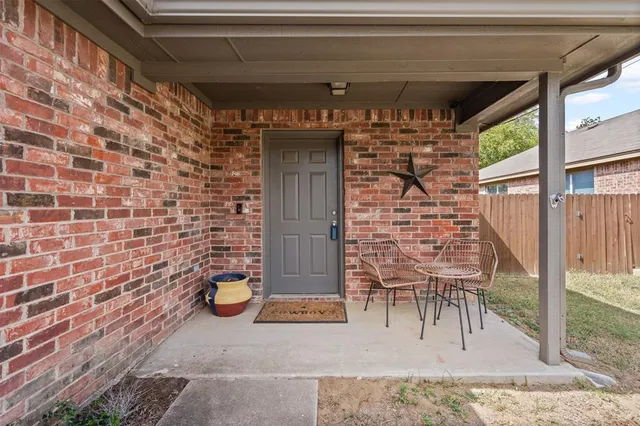 a view of entryway with dining area