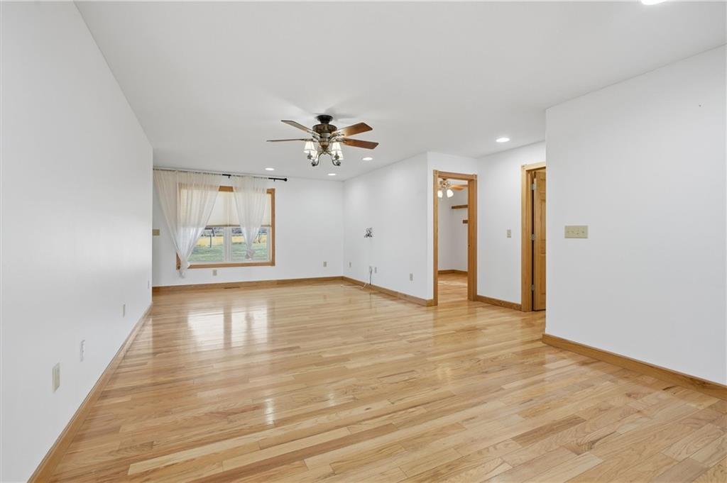 2274 Iowa Road Ottawa, KS 66067 - Photo 11 of 40