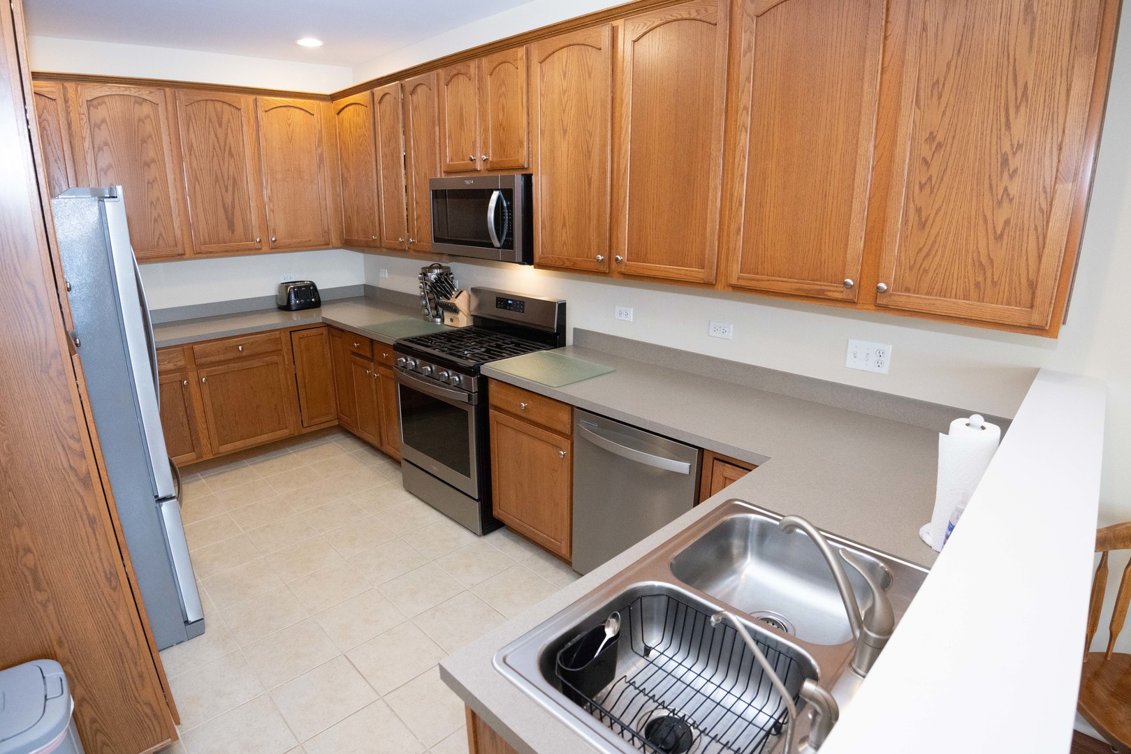 661 Elizabeth Court Romeoville, IL 60446 - Photo 4 of 34 Gallery Image 4