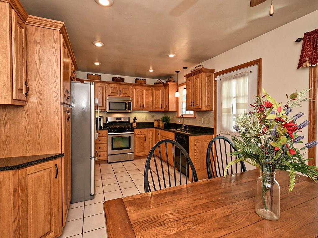 Gorgeous Update Kitchen with Eat-in Dining Area!