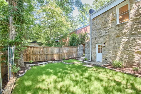a view of backyard with garden