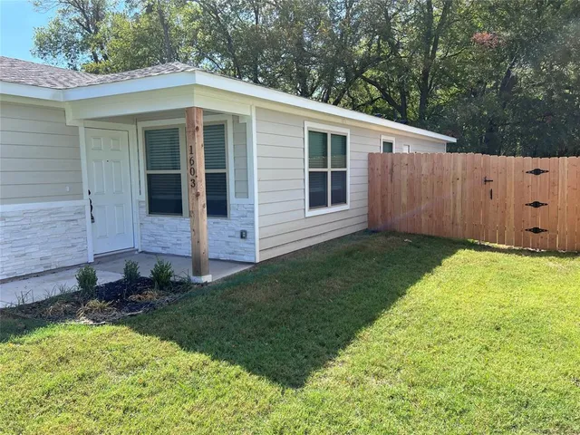$1,845 | 1603 Franklin Avenue, Bonham, TX 75418