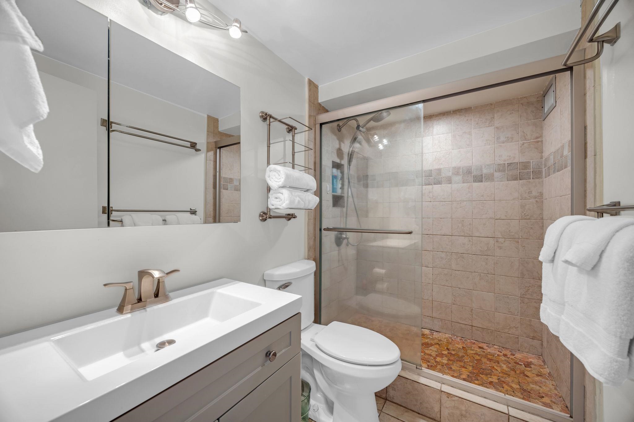 2191 South Kihei Road, Unit 2306 Kihei, HI 96753 - Photo 20 of 41 a bathroom with a sink mirror toilet and shower