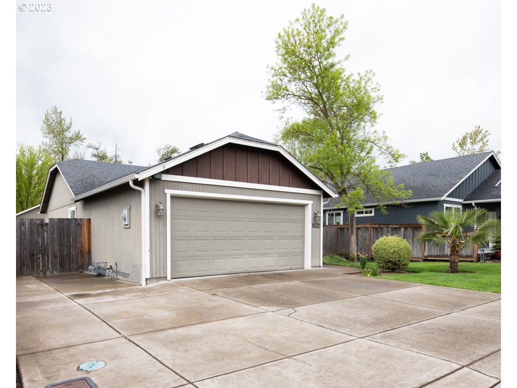 1832 South 57th Place Springfield, OR 97478 - Photo 4 of 29 a front view of house with garage and trees