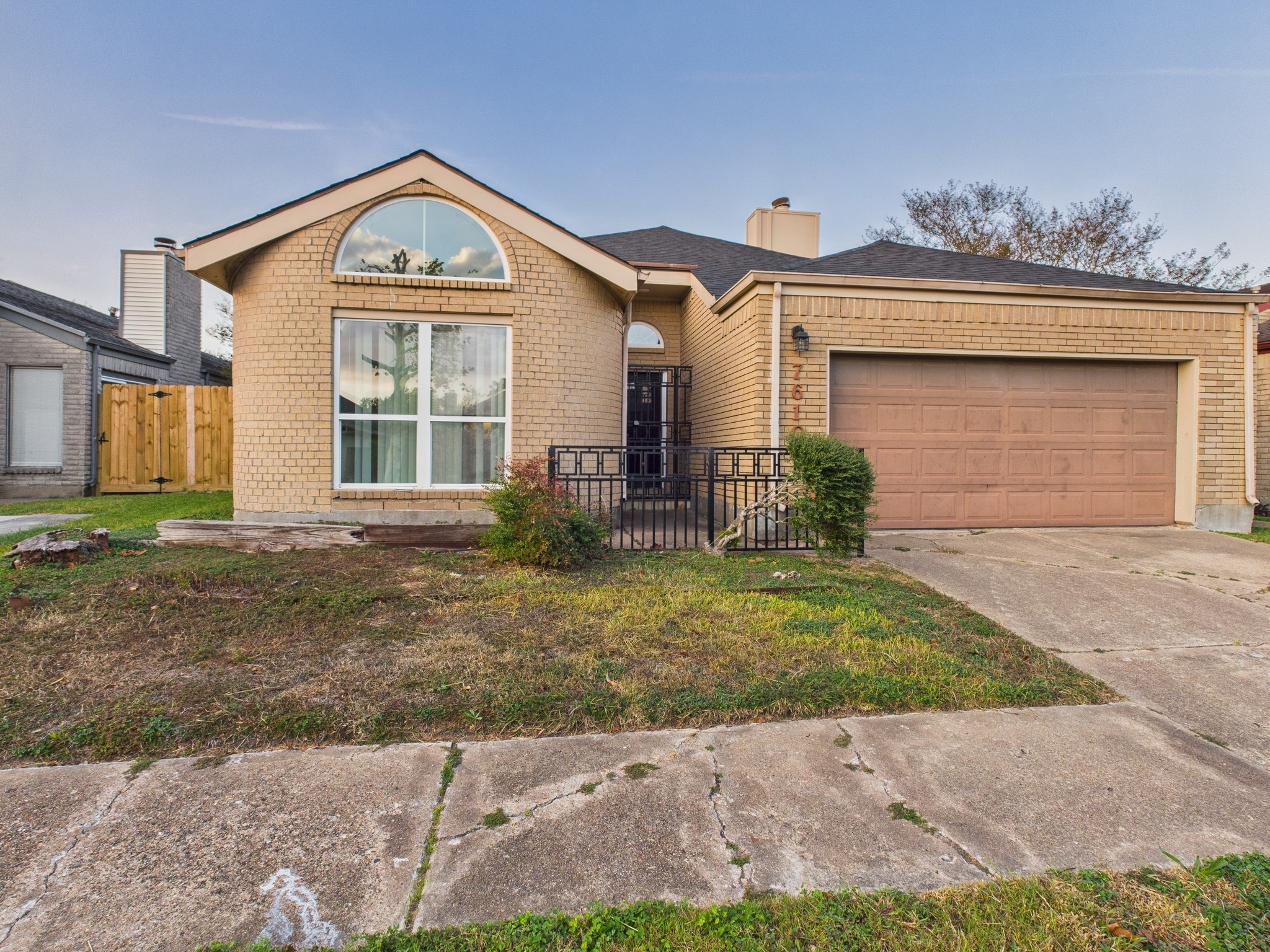 7610 Hopewell Lane Houston, TX 77071 - Photo 2 of 31 a front view of a house with garden