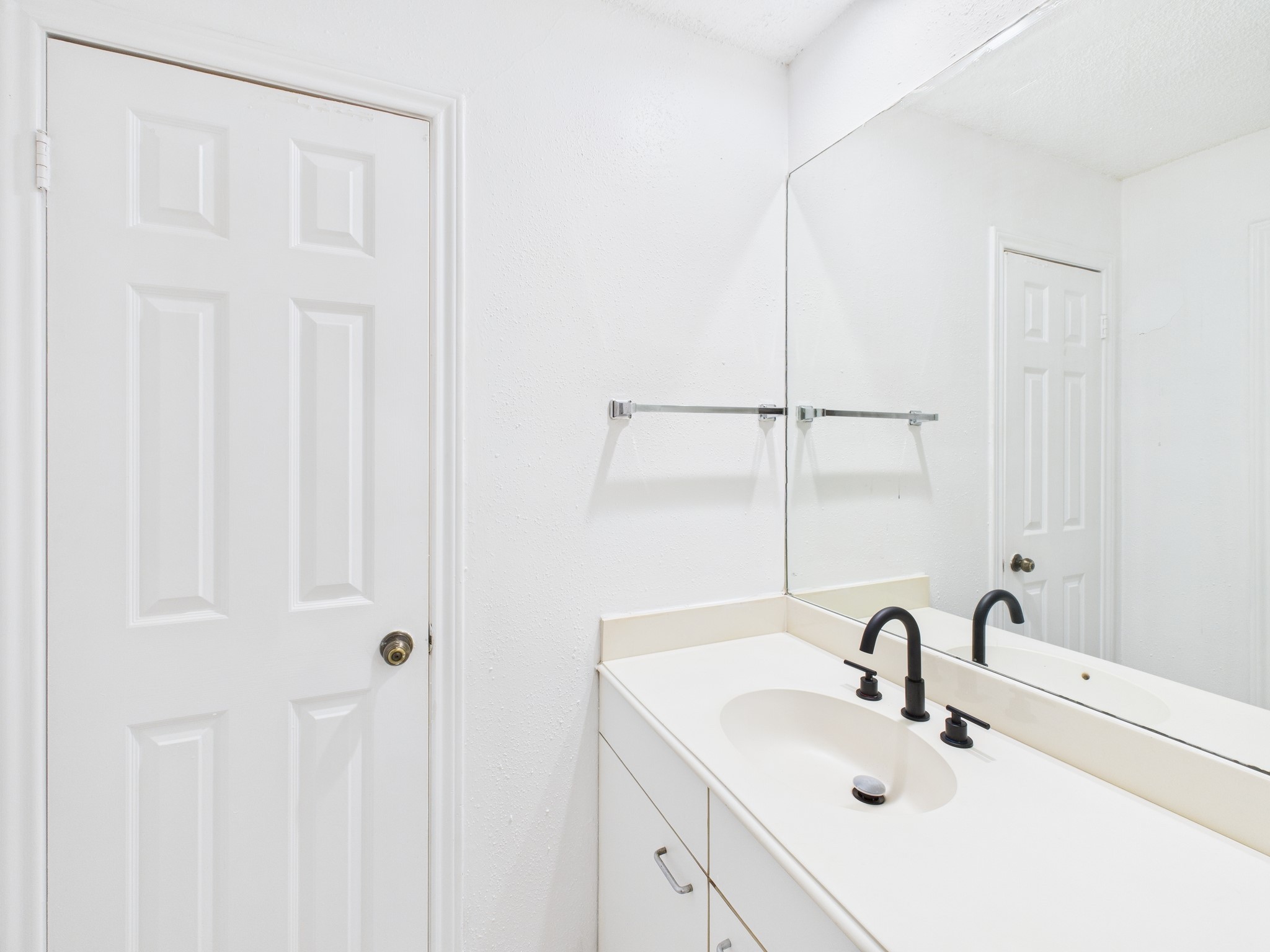 7610 Hopewell Lane Houston, TX 77071 - Photo 21 of 31 a bathroom with a sink and mirror