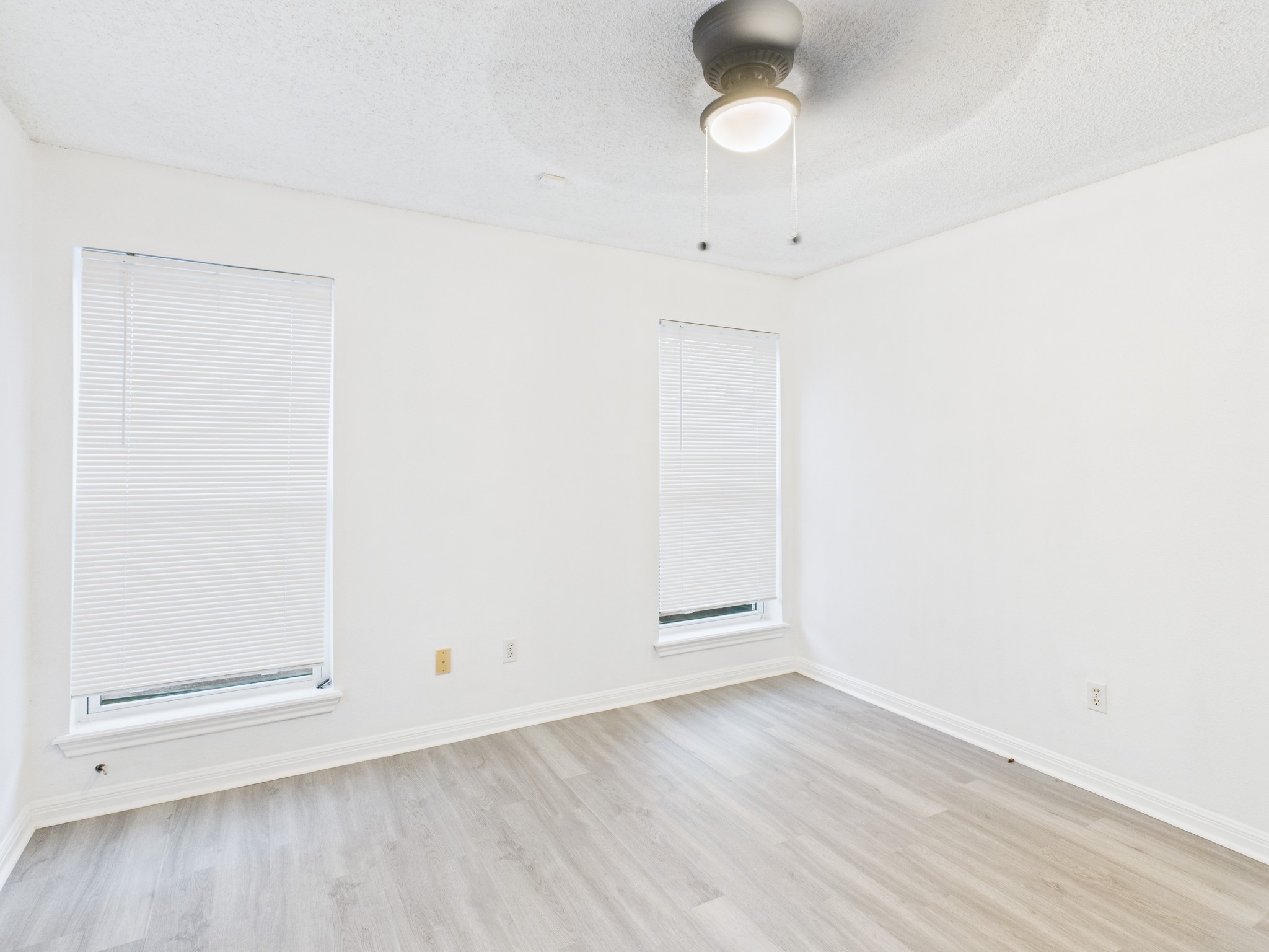 7610 Hopewell Lane Houston, TX 77071 - Photo 22 of 31 an empty room with wooden floor and windows