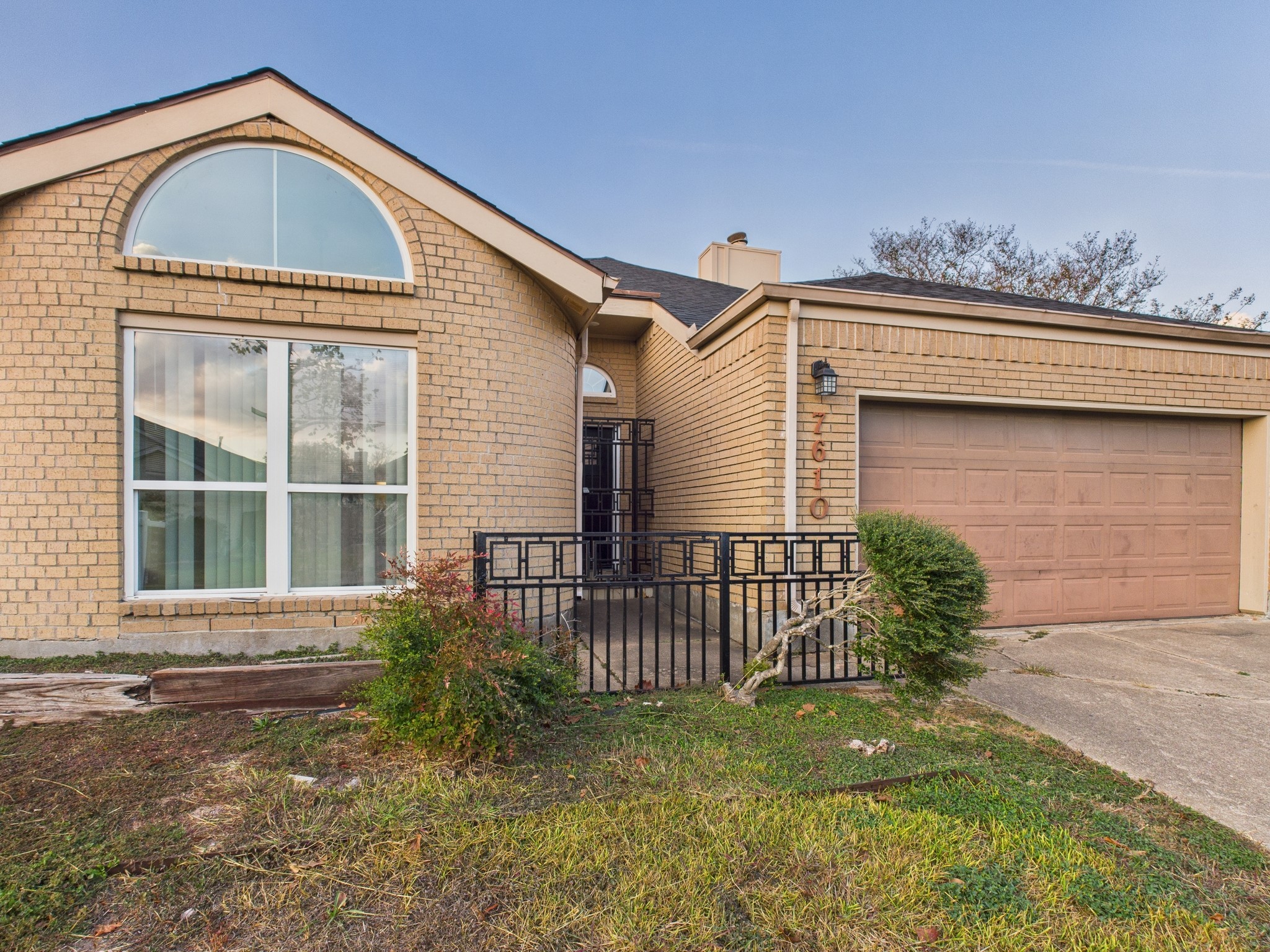 7610 Hopewell Lane Houston, TX 77071 - Photo 3 of 31 a front view of a house with a yard